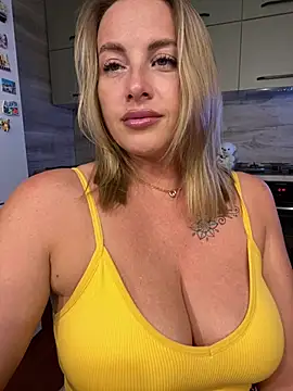 Snapshot of Cute_Hot_Alice chatting on July 2, 9:21 pm Cute Hot Alice online show from July 2, 9:21 pm