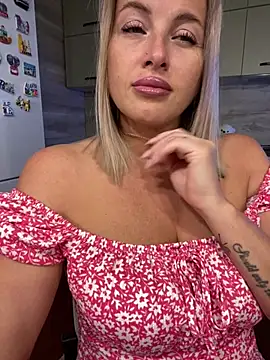 Snapshot of Cute_Hot_Alice chatting on July 5, 7:21 pm Cute Hot Alice online show from July 5, 7:21 pm