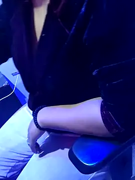 Snapshot of vadapavgirl chatting on November 3, 1:23 pm vadapavgirl online show from November 3, 1:23 pm