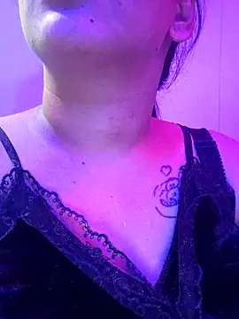 Snapshot of vadapavgirl chatting on November 4, 8:13 am vadapavgirl online show from November 4, 8:13 am