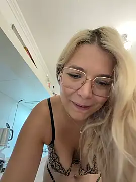 Snapshot of EmyLana chatting on October 18, 7:53 am EmyLana online show from October 18, 7:53 am