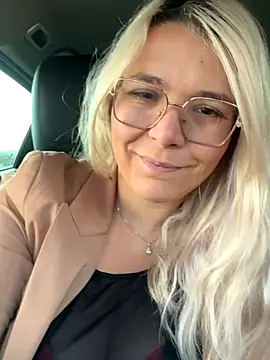 Snapshot of EmyLana chatting on November 5, 6:24 am EmyLana online show from November 5, 6:24 am