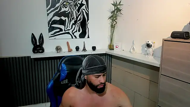 Snapshot of Daemon21 chatting on December 4, 9:56 pm Daemon21 online show from December 4, 9:56 pm