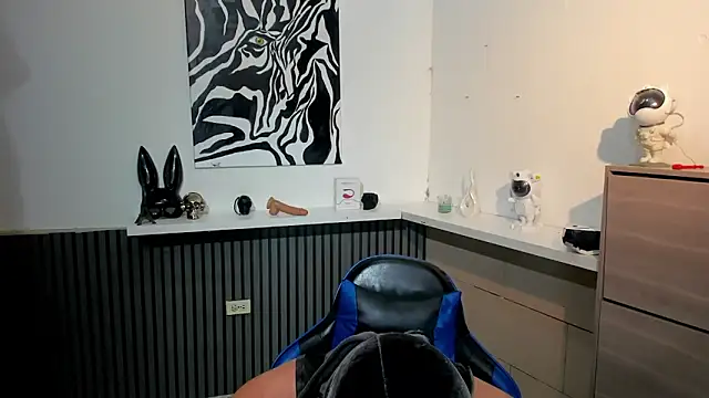 Snapshot of Daemon21 chatting on December 17, 8:26 pm Daemon21 online show from December 17, 8:26 pm