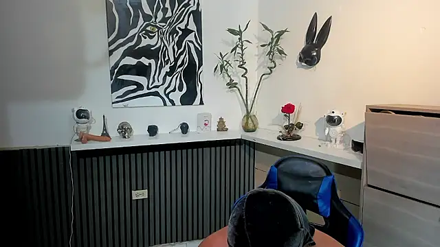 Snapshot of Daemon21 chatting on January 17, 12:37 am Daemon21 online show from January 17, 12:37 am