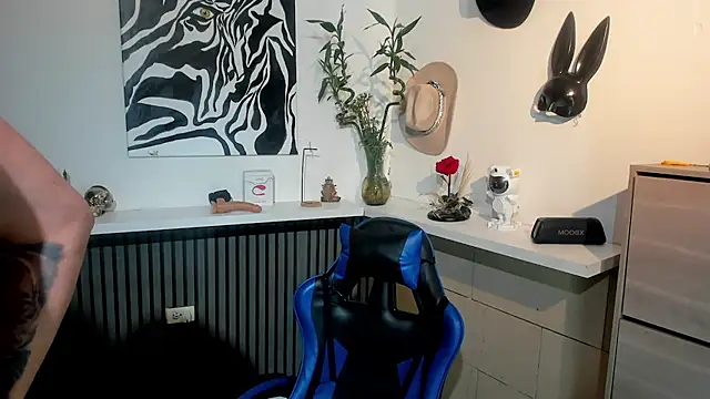 Snapshot of Daemon21 chatting on February 5, 12:15 am Daemon21 online show from February 5, 12:15 am