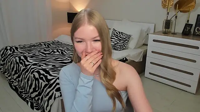 Snapshot of shy__lady chatting on June 23, 6:33 am shy lady online show from June 23, 6:33 am