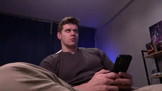 Snapshot of Bruno_Banani chatting on February 14, 8:05 pm Bruno Banani online show from February 14, 8:05 pm