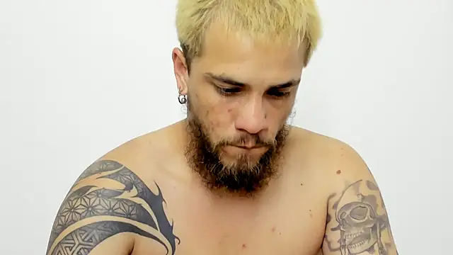 Snapshot of Beard_xox chatting on June 17, 3:09 am Beard xox online show from June 17, 3:09 am