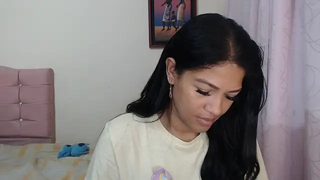 makennaa  online show from April 15, 10:33 am