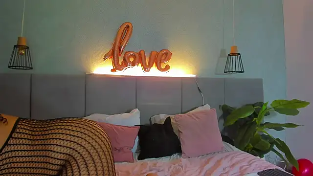 Snapshot of Annie-Wolf chatting on February 15, 8:54 pm Annie-Wolf online show from February 15, 8:54 pm