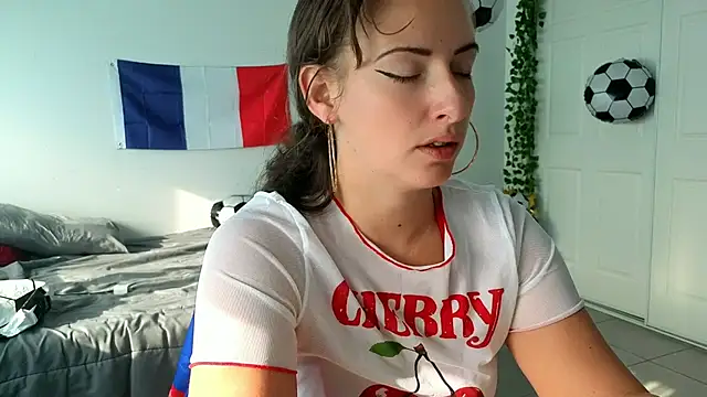 Snapshot of Sapphir3xoxo chatting on June 25, 12:31 pm Sapphir3xoxo online show from June 25, 12:31 pm