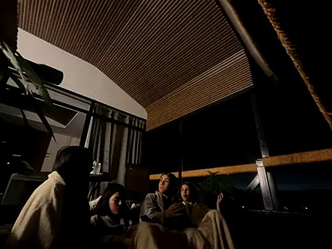 Snapshot of Candy_sexyy chatting on December 16, 4:17 am Candy sexyy online show from December 16, 4:17 am