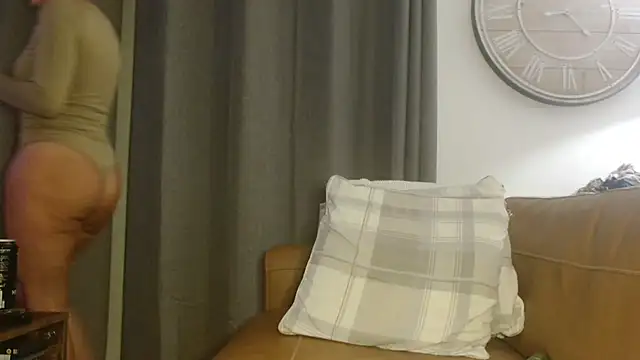 UKSYDNEYFOX online show from January 23, 8:35 pm