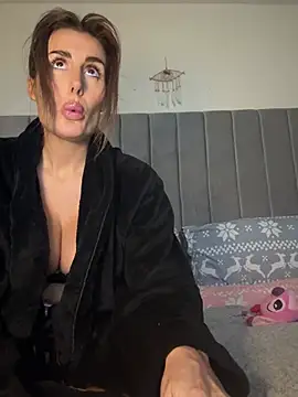 UKSYDNEYFOX online show from March 5, 3:07 pm