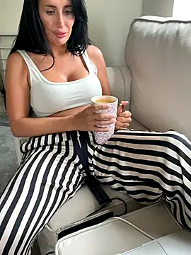 UKSYDNEYFOX online show from September 27, 11:59 am