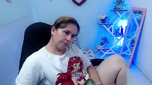 Snapshot of victoria_jones chatting on February 9, 3:38 pm victoria jones online show from February 9, 3:38 pm