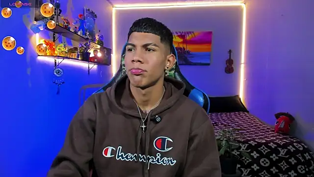 Snapshot of Damian_latinxxx chatting on July 8, 9:03 am Damian latinxxx online show from July 8, 9:03 am