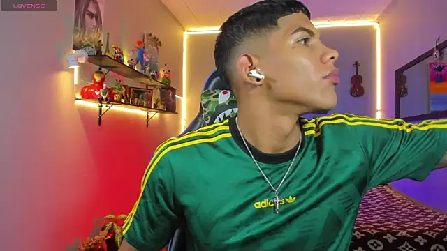 Snapshot of Damian_latinxxx chatting on July 10, 9:01 am Damian latinxxx online show from July 10, 9:01 am