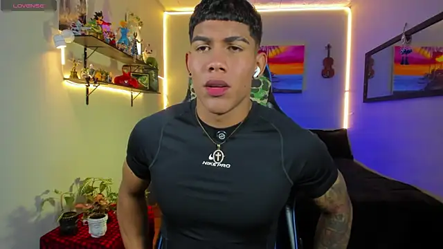 Snapshot of Damian_latinxxx chatting on July 18, 9:02 am Damian latinxxx online show from July 18, 9:02 am