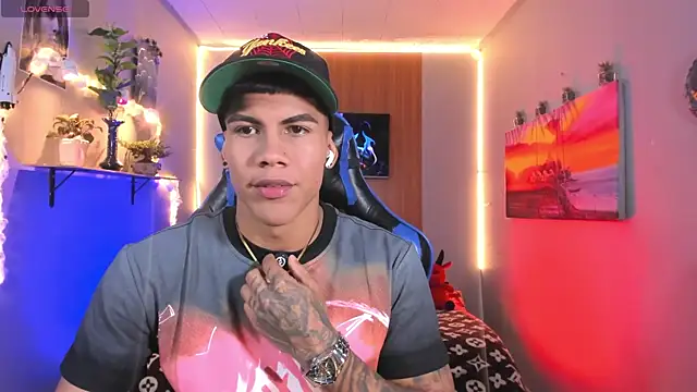 Snapshot of Damian_latinxxx chatting on August 2, 8:57 am Damian latinxxx online show from August 2, 8:57 am