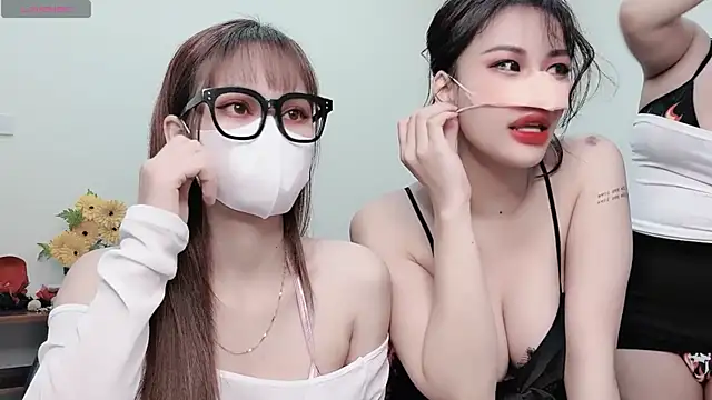 Snapshot of LyLy_Office chatting on December 18, 2:10 am LyLy Office online show from December 18, 2:10 am