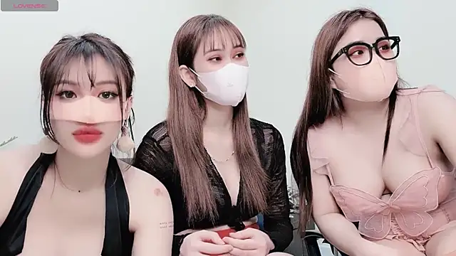 Snapshot of LyLy_Office chatting on December 18, 2:28 pm LyLy Office online show from December 18, 2:28 pm