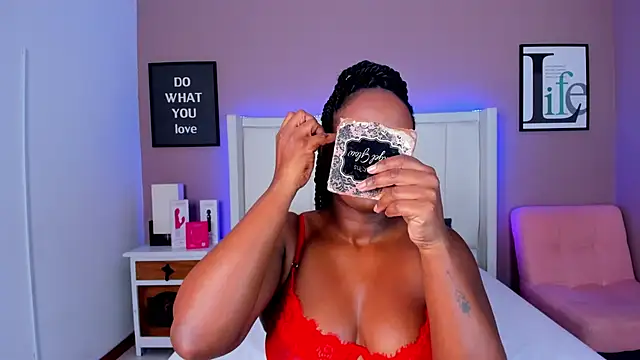 Britanymooree online show from November 28, 8:33 pm