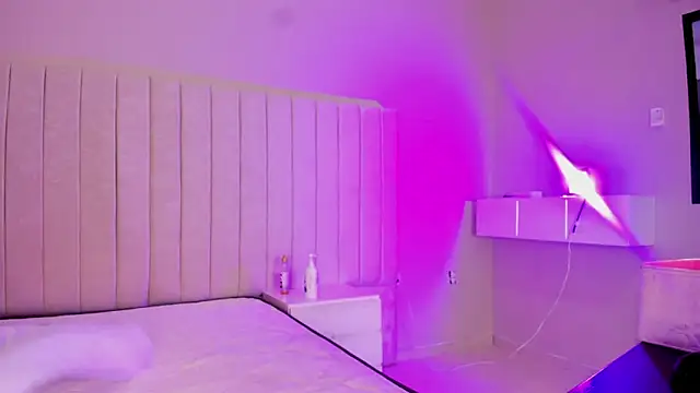 Littleolivia  online show from December 3, 12:36 pm