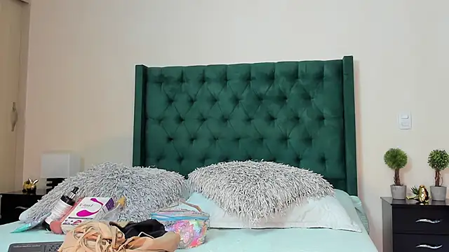 Snapshot of Orianaa_Kade chatting on December 5, 1:49 pm Orianaa Kade online show from December 5, 1:49 pm