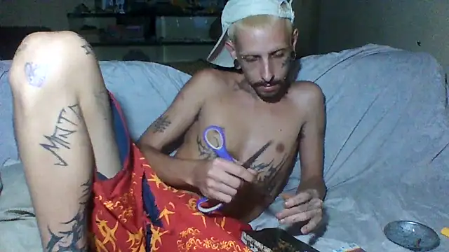 Snapshot of sellvageria chatting on December 17, 12:38 am sellvageria online show from December 17, 12:38 am