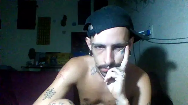 Snapshot of sellvageria chatting on February 15, 12:18 am sellvageria online show from February 15, 12:18 am