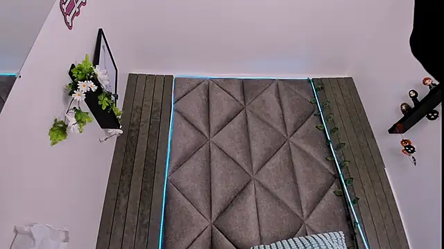 AbbyWathson online show from October 30, 7:25 pm