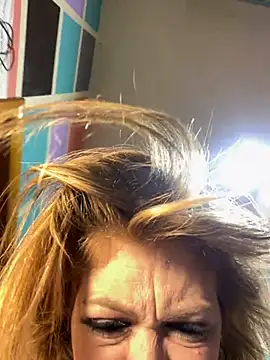 Snapshot of Blondebeauty6996 chatting on December 10, 8:30 am Blondebeauty6996 online show from December 10, 8:30 am