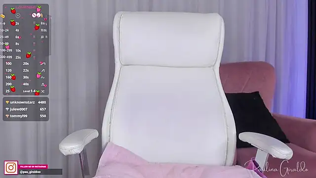 Snapshot of misspaulinaa chatting on December 12, 8:36 am misspaulinaa online show from December 12, 8:36 am