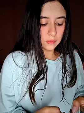 Snapshot of _maiahairy_ chatting on December 13, 10:04 pm maiahairy online show from December 13, 10:04 pm