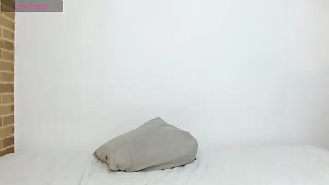 Snapshot of helenacyruss chatting on December 30, 8:04 pm helenacyruss online show from December 30, 8:04 pm