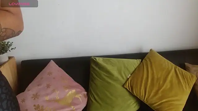 Snapshot of helenacyruss chatting on March 21, 6:29 pm helenacyruss online show from March 21, 6:29 pm