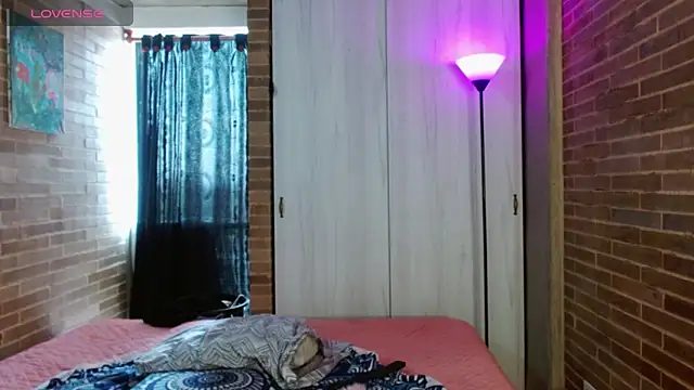 Snapshot of helenacyruss chatting on October 17, 5:48 pm helenacyruss online show from October 17, 5:48 pm