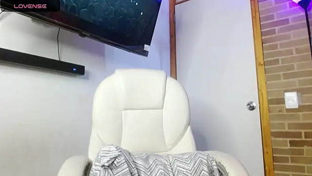 Snapshot of helenacyruss chatting on November 22, 2:27 pm helenacyruss online show from November 22, 2:27 pm