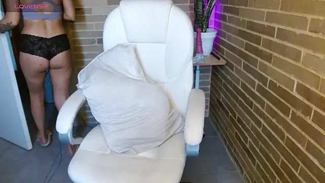 Snapshot of helenacyruss chatting on December 16, 2:22 pm helenacyruss online show from December 16, 2:22 pm