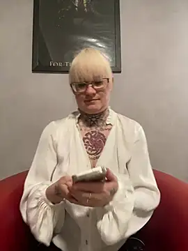Snapshot of poussichienne chatting on February 18, 2:06 pm poussichienne online show from February 18, 2:06 pm