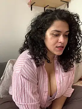 Snapshot of Curvydesifromgermany chatting on April 16, 10:16 am Curvydesifromgermany online show from April 16, 10:16 am