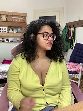 Snapshot of Curvydesifromgermany chatting on May 8, 7:36 am Curvydesifromgermany online show from May 8, 7:36 am