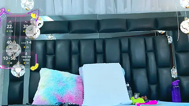 AuraRoss online show from October 31, 7:04 pm