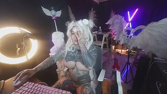 angelacianuro  online show from October 17, 10:40 am