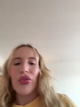 isisxoxx online show from March 18, 3:37 pm