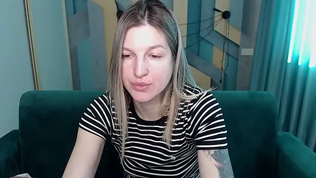 EmilyWalkeri online show from March 5, 8:10 am