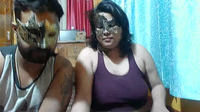 Snapshot of Cutehornycouples chatting on February 19, 6:32 pm Cutehornycouples online show from February 19, 6:32 pm