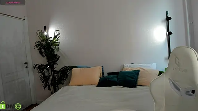 Valerie Woods online show from July 12, 1:07 am